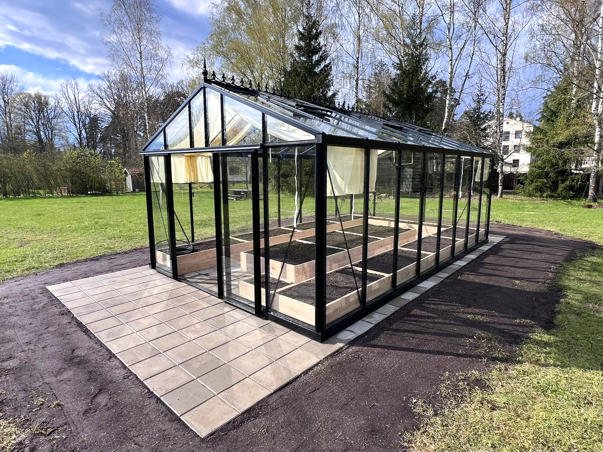 Janssens greenhouses MASTER with oak raised beds on paving