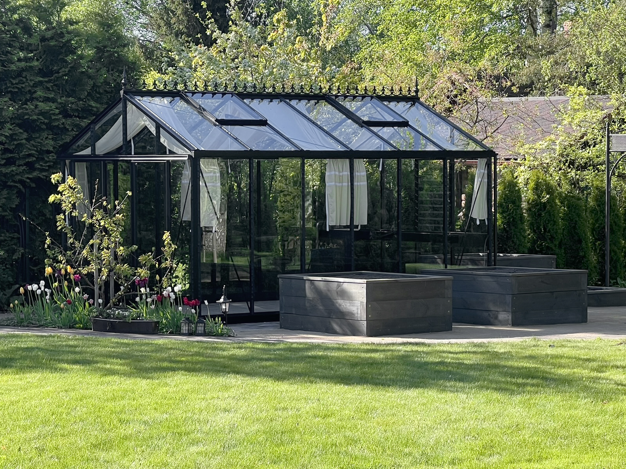 A greenhouse Master with raised beds from the Belgian manufacturer Janssens.